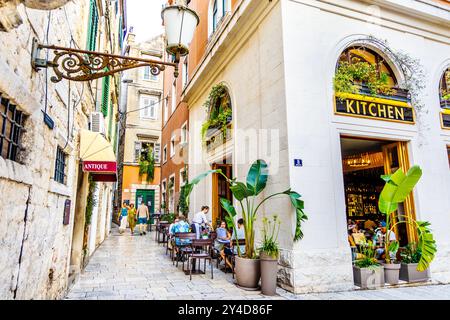 Vicolo stretto nella città vecchia ed esterno del ristorante Bokeria Kitchen & Wine, Spalato, Croazia Foto Stock