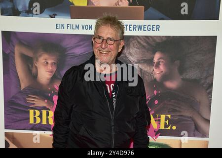 ROTTO. DA SOLO. Una storia d'amore eccentrica, Martin Senmmelrogge Ankunft, il rapinatore Teppich zur Weltpremiere, HA ROTTO. DA SOLO. Una storia d'amore eccentrica a Berlino, AM 17.09.2024 *** SI È ROTTO DA SOLO Una storia d'amore eccentrica arrivo di Martin Senmmelrogge, tappeto rosso per la prima mondiale HA ROTTO DA SOLO Una storia d'amore eccentrica a Berlino, il 17 09 2024 Photopress Mueller Foto Stock