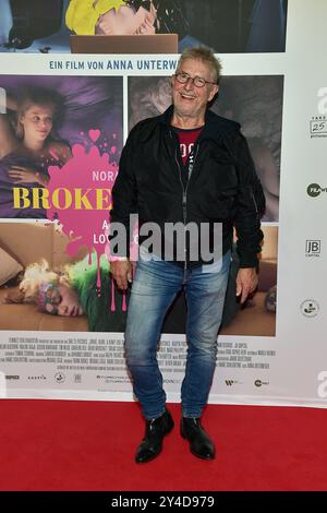 ROTTO. DA SOLO. Una storia d'amore eccentrica, Martin Senmmelrogge Ankunft, il rapinatore Teppich zur Weltpremiere, HA ROTTO. DA SOLO. Una storia d'amore eccentrica a Berlino, AM 17.09.2024 *** SI È ROTTO DA SOLO Una storia d'amore eccentrica arrivo di Martin Senmmelrogge, tappeto rosso per la prima mondiale HA ROTTO DA SOLO Una storia d'amore eccentrica a Berlino, il 17 09 2024 Photopress Mueller Foto Stock