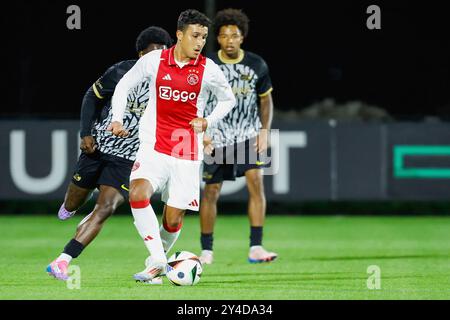 Amsterdam, Paesi Bassi. 17 settembre 2024. AMSTERDAM, PAESI BASSI - 17 SETTEMBRE: Nassef Chourak di Jong Ajax durante un match olandese Keuken Kampioen Divisie tra Jong Ajax e Jong AZ allo Sportpark de Toekomst il 17 settembre 2024 ad Amsterdam, Paesi Bassi. (Foto di Raymond Smit/Orange Pictures) credito: dpa/Alamy Live News Foto Stock