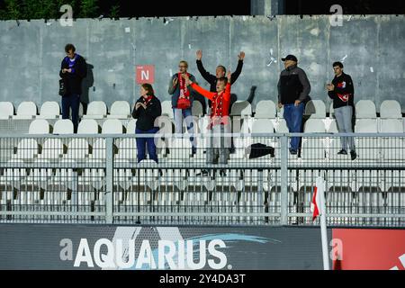 Amsterdam, Paesi Bassi. 17 settembre 2024. AMSTERDAM, PAESI BASSI - 17 SETTEMBRE: Tifosi di Jong AZ durante un match olandese di Keuken Kampioen Divisie tra Jong Ajax e Jong AZ allo Sportpark de Toekomst il 17 settembre 2024 ad Amsterdam, Paesi Bassi. (Foto di Raymond Smit/Orange Pictures) credito: dpa/Alamy Live News Foto Stock