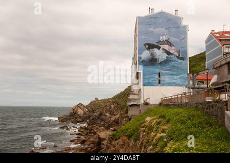 Architettura discutibile di Malpica de Bergantinos lungo la costa galiziana. Foto Stock