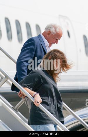 ATLANTA, GEORGIA - 17 SETTEMBRE: Tim Walz e Hope Walz arrivano all'aeroporto internazionale Hartsfield-Jackson di Atlanta il 17 settembre 2024 ad Atlanta, Georgia. (Foto di Julia Beverly/Alamy Live News) Foto Stock