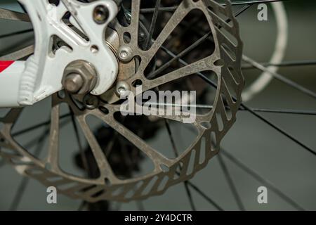 Rotore, disco del freno su ruota di una bicicletta, primo piano. Foto Stock