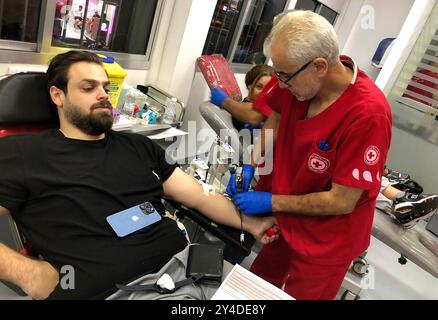 Beirut, Libano. 17 settembre 2024. Un uomo dona il sangue per i feriti nelle esplosioni del pager a Beirut, Libano, il 17 settembre 2024. Otto persone sono state uccise, e oltre 2.800 altri, tra cui membri di Hezbollah, sono stati feriti martedì in diverse aree del Libano mentre i loro cercapersone sono esplosi, ha detto il ministro della sanità libanese Firas Abiad. Crediti: Bilal Jawich/Xinhua/Alamy Live News Foto Stock