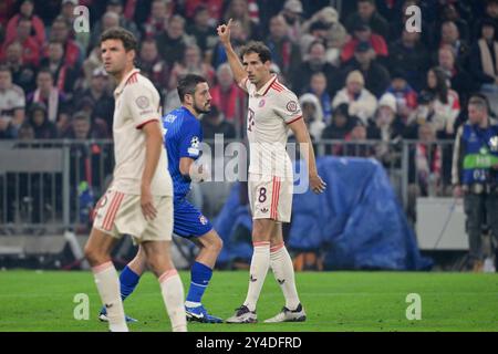 Monaco, Germania. 17 settembre 2024. Calcio, Champions League, FC Bayern Monaco - Dinamo Zagabria, turno preliminare, partita 1, Allianz Arena, Leon Goretzka di Monaco (r) gesti. Crediti: Peter Kneffel/dpa/Alamy Live News Foto Stock