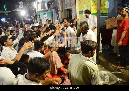 Lahore, Pakistan. 17 settembre 2024. I devoti si riuniscono per celebrare Eid Milad-un-Nabi, la nascita del profeta Maometto a Lahore. (Foto di Raja Imran Bahadar/Pacific Press) credito: Pacific Press Media Production Corp./Alamy Live News Foto Stock