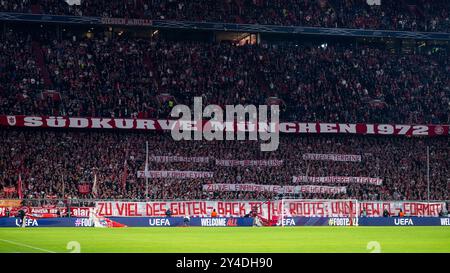 Tifosi / Ultras des FCB in der Suedkurve protestieren mit Banner Zu viel des Guten - Back to the Roots - Undo New CL - Format gegen die Reform der Champions League, GER, FC Bayern Muenchen vs. GNK Dinamo Zagabria, Fussball, Champions League, 1. Spieltag, Spielzeit 2024/2025, 17.09.2024 foto: Eibner-Pressefoto/Michael Memmler Foto Stock