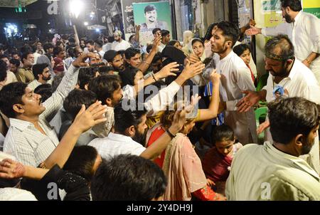 Lahore, Pakistan. 17 settembre 2024. I devoti si riuniscono per celebrare Eid Milad-un-Nabi, la nascita del profeta Maometto a Lahore. (Credit Image: © Raja Imran Bahadar/Pacific Press via ZUMA Press Wire) SOLO PER USO EDITORIALE! Non per USO commerciale! Foto Stock