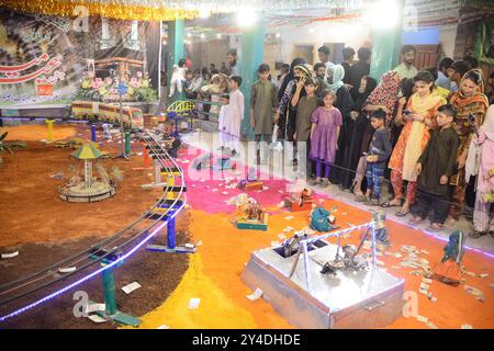 Lahore, Pakistan. 17 settembre 2024. I devoti si riuniscono per celebrare Eid Milad-un-Nabi, la nascita del profeta Maometto a Lahore. (Credit Image: © Raja Imran Bahadar/Pacific Press via ZUMA Press Wire) SOLO PER USO EDITORIALE! Non per USO commerciale! Foto Stock