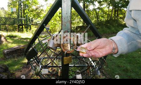 Lovelocks sulla scultura di barche in metallo Foto Stock