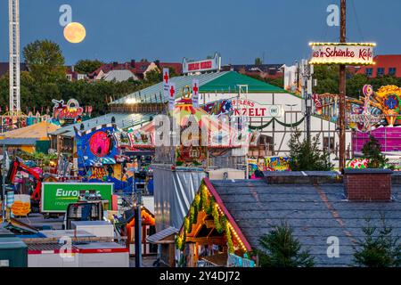 Vollmond am Wiesnhimmel, vier Tage vor Start des Oktoberfests, München, 17. Settembre 2024 Deutschland, München, 17. 2024 settembre, der Vollmond geht über der Wiesn auf, der Supermond scheint über Fahrgeschäfte und Festzelte, Dienstagabend um 19:28 Uhr, Abendhimmel über München, der Mond ist besonders Hell und Groß, weil er in Seiner Umlaufbahn am erdnächsten Punkt ist, vier Tage vor Start des Oktoberfests, der Aufbau ist fast beendet, Bayern, il 2024 settembre, la festa della luna completa, 14, Monaco di Monaco di Baviera ** 17 settembre 202 Foto Stock