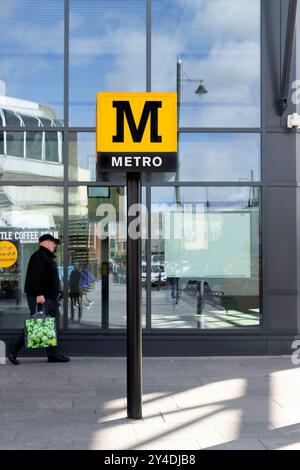 cartello di ingresso della metropolitana sul palo tyne e stazione ferroviaria wear sunderland Foto Stock