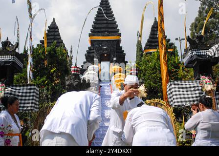 Bogor, Indonesia. 17 settembre 2024. Diversi indù balinesi con sede a Jabodetabek hanno partecipato alla diciannovesima tradizione Pujawali al tempio Parahyangan Agung Jagatkarta a Bogor, Giava occidentale, Indonesia, martedì 17 settembre. Pujawali è una tradizione che commemora e celebra il compleanno di un tempio o di un edificio sacro. Parahyangan Agung Jagatkarta è il tempio più grande dell'isola di Giava, Indonesia. (Foto di Rangga Firmansyah/NurPhoto)0 credito: NurPhoto SRL/Alamy Live News Foto Stock