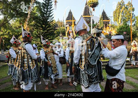 Bogor, Indonesia. 17 settembre 2024. Diversi indù balinesi con sede a Jabodetabek hanno partecipato alla diciannovesima tradizione Pujawali al tempio Parahyangan Agung Jagatkarta a Bogor, Giava occidentale, Indonesia, martedì 17 settembre. Pujawali è una tradizione che commemora e celebra il compleanno di un tempio o di un edificio sacro. Parahyangan Agung Jagatkarta è il tempio più grande dell'isola di Giava, Indonesia. (Foto di Rangga Firmansyah/NurPhoto)0 credito: NurPhoto SRL/Alamy Live News Foto Stock