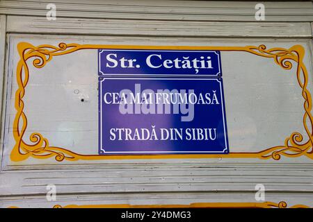 Via Cittadella (strada Cetatii) cartello sul muro. Si dice che sia la strada più bella di Sibiu Foto Stock