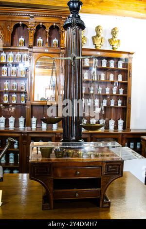 Scala farmaceutica del XIX secolo e vecchi strumenti farmaceutici esposti al Museo della Farmacia di Sibiu, Romania Foto Stock