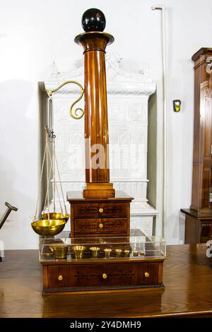 Scala farmaceutica del XIX secolo esposta al Museo della Farmacia di Sibiu, Romania Foto Stock