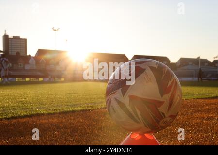 Newport, Regno Unito. 17 settembre 2024. Una vista generale del pallone da partita. Bristol Street Motors EFL Trophy Match, Newport County contro West Ham United U21's alla Rodney Parade di Newport, Galles, martedì 17 settembre 2024. Questa immagine può essere utilizzata solo per scopi editoriali. Solo per uso editoriale, foto di Credit: Andrew Orchard Sports Photography/Alamy Live News Foto Stock