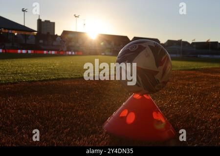 Newport, Regno Unito. 17 settembre 2024. Una vista generale del pallone da partita. Bristol Street Motors EFL Trophy Match, Newport County contro West Ham United U21's alla Rodney Parade di Newport, Galles, martedì 17 settembre 2024. Questa immagine può essere utilizzata solo per scopi editoriali. Solo per uso editoriale, foto di Credit: Andrew Orchard Sports Photography/Alamy Live News Foto Stock