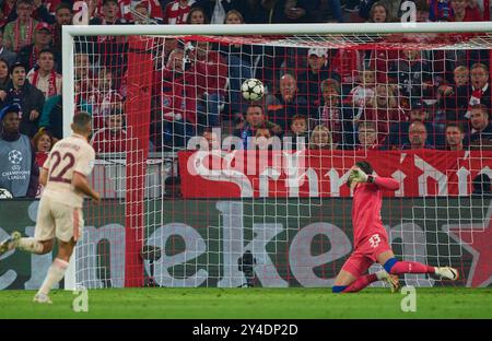 Raphael Guerreiro, FCB 22 segna, tiri, Tor, Treffer, Torschuss, 2-0 nella partita di campionato a gironi FC BAYERN MUENCHEN - DINAMO ZAGABRIA di calcio UEFA Champions League nella stagione 2024/2025 a Monaco, 17 settembre 2024 , FCB, 1. Spieltag, München fotografo: Peter Schatz Foto Stock