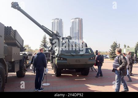 Kiev, Ucraina - 10 ottobre 2018: I visitatori ispezionano l'unità di artiglieria semovente in calibro NATO produzione ceca in mostra al 'Arms and Security Foto Stock