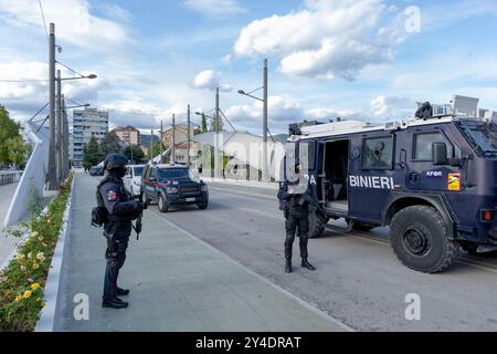 Mitrovica, Repubblica del Kosovo. 17 settembre 2024. Le forze Carabinieri MSU sono posizionate attraverso il ponte di Mitrovica (sud), mantenendo una forte presenza di sicurezza in mezzo ai negoziati in corso tra Kosovo e Serbia, a Mitrovica, Kosovo, martedì 17 settembre, 2024. (VX Photo/ Vudi Xhymshiti) credito: VX Pictures/Alamy Live News Foto Stock