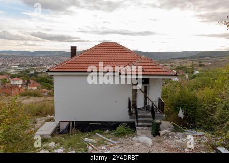 Mitrovica, Repubblica del Kosovo. 17 settembre 2024. Una casa che è stata attaccata e incendiata con un cocktail Molotov durante la mattina presto, vista affacciata su Mitrovica, Kosovo, martedì 17 settembre, 2024. (VX Photo/ Vudi Xhymshiti) credito: VX Pictures/Alamy Live News Foto Stock