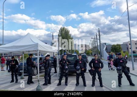 Mitrovica, Repubblica del Kosovo. 17 settembre 2024. Una linea di truppe della KFOR dell'unità Carabinieri MSU è di guardia vicino al ponte Mitrovica, a Mitrovica, Kosovo, martedì 17 settembre, 2024. (VX Photo/ Vudi Xhymshiti) credito: VX Pictures/Alamy Live News Foto Stock