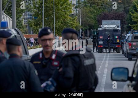 Mitrovica, Repubblica del Kosovo. 17 settembre 2024. Gli ufficiali della KFOR Carabinieri MSU si impegnano in una conversazione sul ponte Mitrovica (nord), tenendo scudi antisommossa, a Mitrovica, Kosovo, martedì, 17 settembre 2024. (VX Photo/ Vudi Xhymshiti) crediti: VX Pictures/Alamy Live News Foto Stock