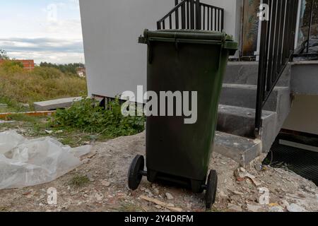 Mitrovica, Repubblica del Kosovo. 17 settembre 2024. Un primo piano di un bidone della spazzatura verde posto fuori casa che è stato attaccato con un cocktail Molotov, a Mitrovica, Kosovo, martedì 17 settembre, 2024. (VX Photo/ Vudi Xhymshiti) credito: VX Pictures/Alamy Live News Foto Stock