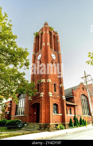 Nyack, New York - US - 4 settembre 2024 la prima chiesa riformata di Nyack presenta un'impressionante torre dell'orologio in mattoni rossi con architettura di ispirazione gotica. È alto Foto Stock