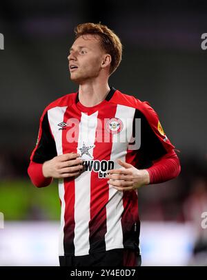 Sepp van den Berg di Brentford durante la partita del terzo turno della Carabao Cup al Gtech Community Stadium di Brentford. Data foto: Martedì 17 settembre 2024. Foto Stock