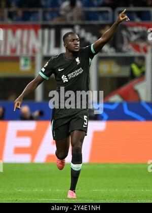 Milano. 17 settembre 2024. Ibrahima Konate di Liverpool celebra il suo gol durante la partita del primo turno di UEFA Champions League tra il Milan e il Liverpool a Milano, in Italia, 17 settembre 2024. Crediti: Alberto Lingria/Xinhua/Alamy Live News Foto Stock