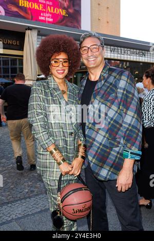 Premiere - rotto. Da solo. - Una storia d'amore eccentrica Khadra Sufi und Mousse T. bei der Premiere von Broke. Da solo. - A Kinky Love Story im Zoo Palast AM 17.09.2024 a Berlino. *** Premiere Broke Alone A Kinky Love Story Khadra Sufi e Mousse T alla prima di Broken Alone A Kinky Love Story allo Zoo Palast il 17 09 2024 a Berlino Copyright: XEventpressxKochanx Foto Stock