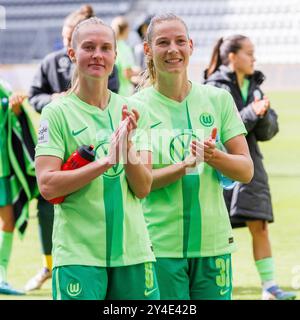 Jena, Deutschland. 14 settembre 2024. Von Links: Janina Minge (Wolfsburg, 6), Sarai Linder (Wolfsburg, 39) nach dem Spiel, applaudierend, 14.09.2024, Jena (Deutschland), Fußball, LE NORMATIVE Frauen-Bundesliga, FC Carl Zeiss Jena - VfL Wolfsburg, DFB/DFL VIETANO QUALSIASI USO DI FOTOGRAFIE COME SEQUENZE DI IMMAGINI E/O QUASI-VIDEO. Credito: dpa/Alamy Live News Foto Stock