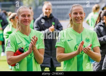 Jena, Deutschland. 14 settembre 2024. Von Links: Janina Minge (Wolfsburg, 6), Sarai Linder (Wolfsburg, 39) nach dem Spiel, applaudierend, 14.09.2024, Jena (Deutschland), Fußball, LE NORMATIVE Frauen-Bundesliga, FC Carl Zeiss Jena - VfL Wolfsburg, DFB/DFL VIETANO QUALSIASI USO DI FOTOGRAFIE COME SEQUENZE DI IMMAGINI E/O QUASI-VIDEO. Credito: dpa/Alamy Live News Foto Stock