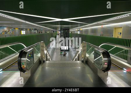 Scale mobili che portano alle piattaforme della stazione MRT Marine Parade, aperta il 23 giugno 2024, Thomson-East Coast Line (TEL), Singapore Foto Stock