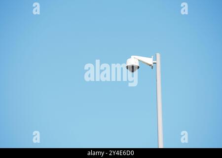 Primo piano della telecamera di sicurezza sulla strada. Foto Stock
