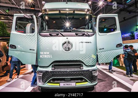 Messerundgang von Politikern nach der Eröffnung der IAA trasporti: Stand der firma Mercedes-Benz, Actros L, Front Hannover Hannover Messe Niedersachsen, regione Hannover Germania *** Tour della fiera da parte dei politici dopo l'apertura della IAA Transportation IAA Transportation Stand di Mercedes Benz, Actros L, Front Hannover Hannover Messe Niedersachsen, regione Hannover Germania Foto Stock