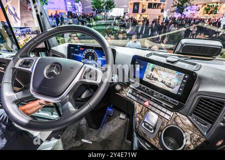 Messerundgang von Politikern nach der Eröffnung der IAA trasporti: Stand der firma Mercedes-Benz, Actros L, Fahrerhaus Hannover Hannover Messe Niedersachsen, regione Hannover Germania *** Tour della fiera da parte dei politici dopo l'apertura della IAA Transportation IAA Transportation Stand di Mercedes Benz, Actros L, CAB Hannover Hannover Messe Niedersachsen, regione Hannover Germania Foto Stock