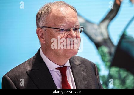 Messerundgang von Politikern nach der Eröffnung der IAA trasporti: Stephan Weil, SPD, Ministerpräsident Niedersachsen, Hannover Hannover Hannover Messe Niedersachsen, regione Hannover Germania *** Tour della fiera da parte dei politici dopo l'apertura della IAA trasporti IAA Stephan Weil, SPD, Ministro Presidente della bassa Sassonia , Hannover Messe Niedersachsen, regione Hannover Germania Foto Stock