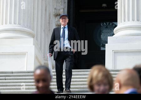 Washington, Stati Uniti. 17 settembre 2024. Il senatore degli Stati Uniti Peter Welch (Democratico del Vermont) scende i gradini del Senato del Campidoglio per una conferenza stampa sulla protezione della fecondazione in vitro a Washington, DC, USA martedì 17 settembre 2024. Foto di Annabelle Gordon/CNP/ABACAPRESS. COM credito: Abaca Press/Alamy Live News Foto Stock