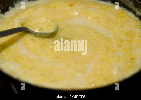 Miscela dorata e spessa, frizzante, cuocere in una padella, creando una deliziosa consistenza alimentare. Foto Stock