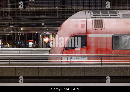 Colonia, Germania. 18 settembre 2024. Un treno regionale si trova su un binario della stazione principale. La riunione del Consiglio di vigilanza della Deutsche Bahn si svolgerà a Berlino il 18.09.2024. La riunione discuterà un nuovo programma di ristrutturazione del gruppo. Credito: Thomas Banneyer/dpa/Alamy Live News Foto Stock