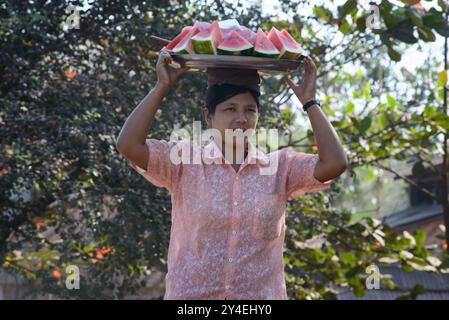 02/22/2014 - Yangon, Myanmar: Donna che vende fette di anguria fresca per le strade di Yangon Foto Stock