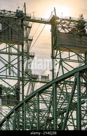 Ponte ad arco sul fiume Columbia gestito attraverso il fiume Columbia con sezione di sollevamento per il passaggio delle navi sul fiume Columbia verso l'Indust Foto Stock