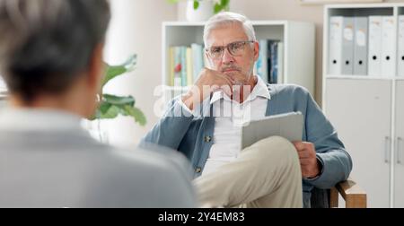 Terapeuta, cliente e anziano con tablet, consulenza e SAD con reazione emotiva. Psicologo, tecnologia e medico con professionista Foto Stock