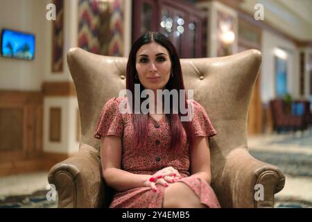 La foto del file del 16 settembre 2023 mostra Laura Loomer fotografata nei villaggi, Florida, Stati Uniti. La presenza di Laura Loomer, teorica della cospirazione di destra, accanto a Donald Trump, sulla scia della campagna elettorale negli ultimi giorni ha sollevato interrogativi, anche da parte di alcuni repubblicani, sull'influenza che il controverso ex candidato al Congresso potrebbe avere su di lui. La signora Loomer è ben nota per la sua retorica anti-musulmana e per aver diffuso teorie di cospirazione, tra cui il fatto che gli attacchi del 9/11 fossero un "lavoro interno" svolto dal governo degli Stati Uniti. Si è unita a Trump in un evento di mercoledì per commemorare l'attacco Foto Stock