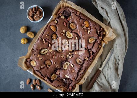 Pezzi di brownie appena sfornati su un piatto Foto Stock